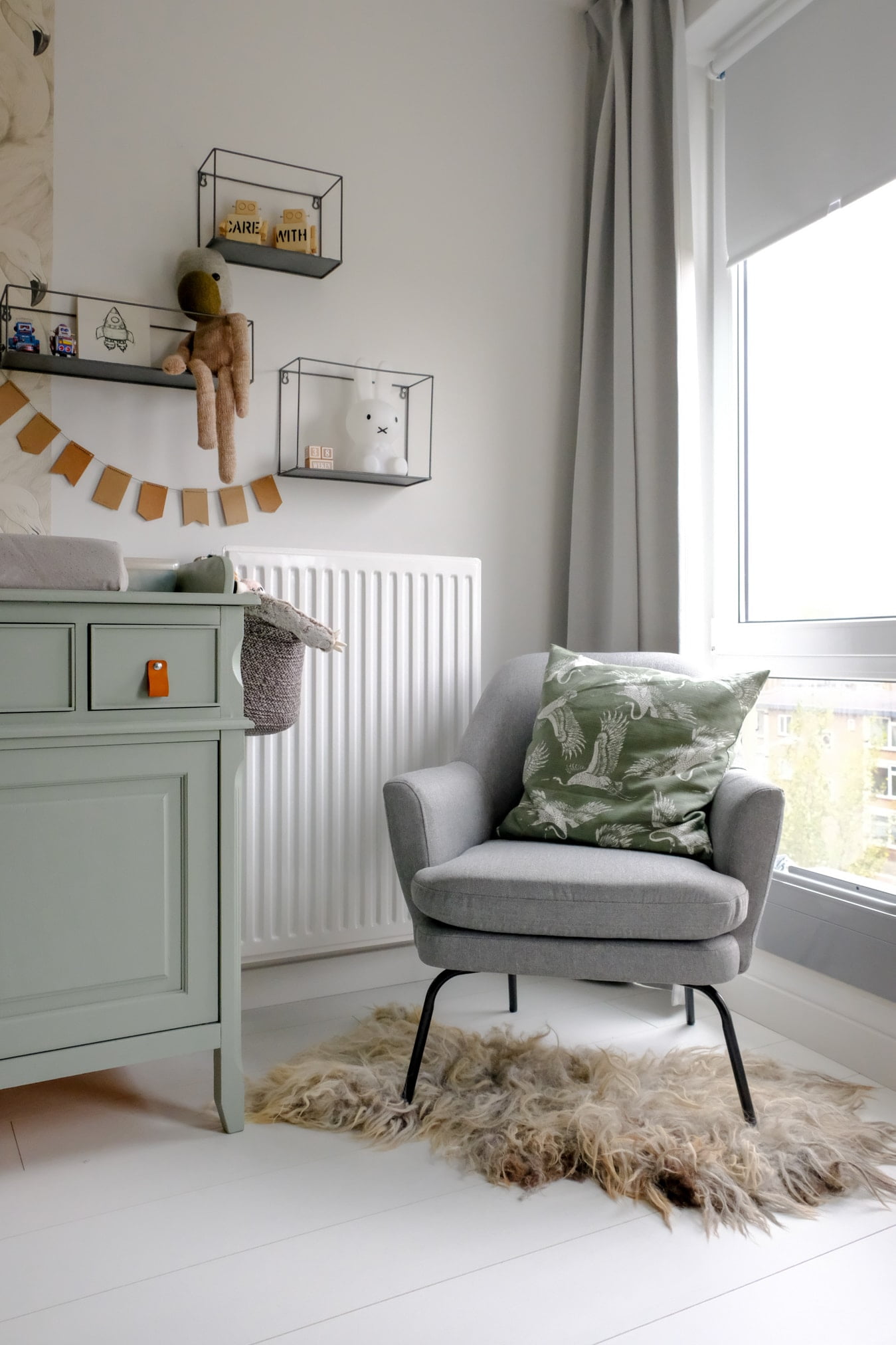comfortabele stoel in de babykamer