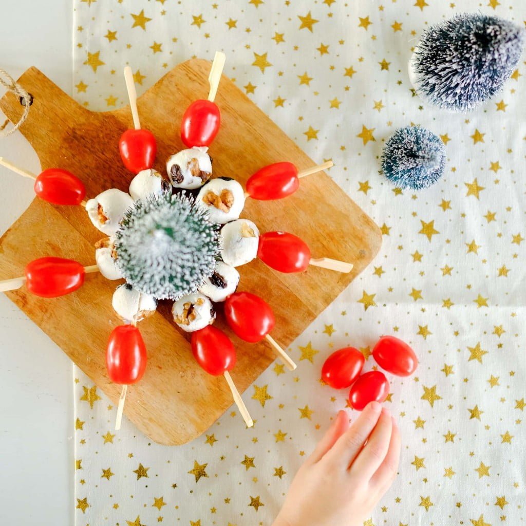 hapjes maken voor het kerstontbijt op school