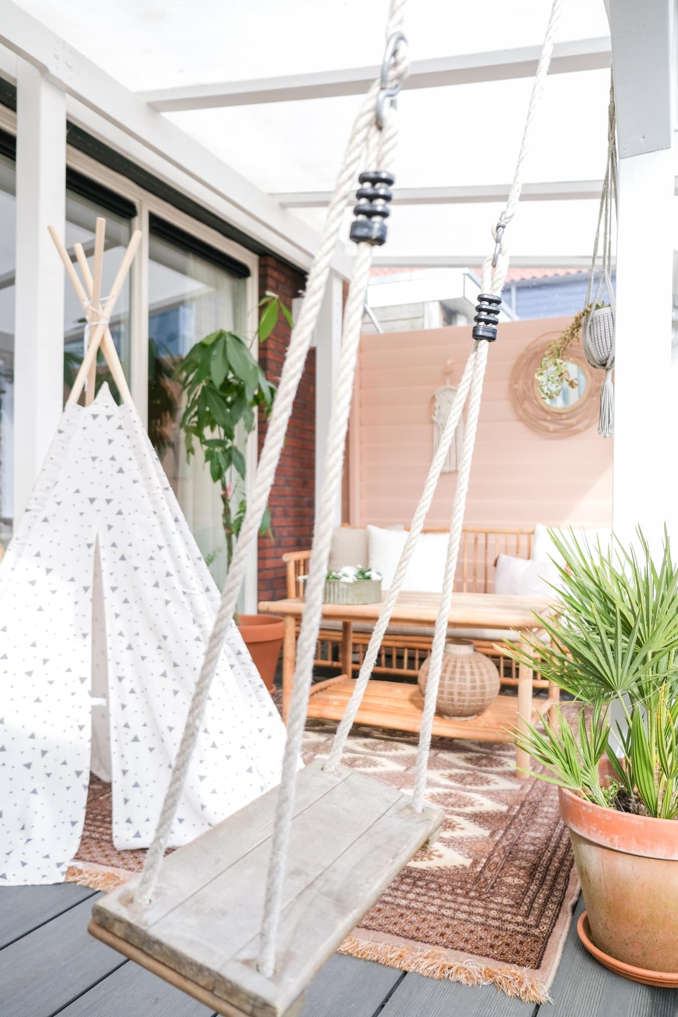 resten koffie in de tuin gooien