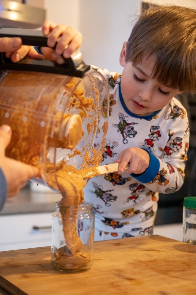 zelfgemaakte pindakaas met stukjes