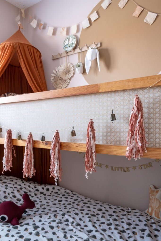 webbing op ikea kura bed