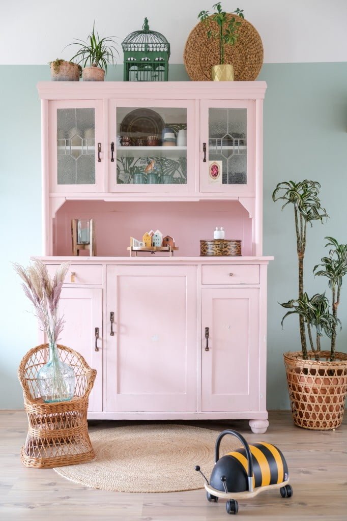roze buffetkast schilderen