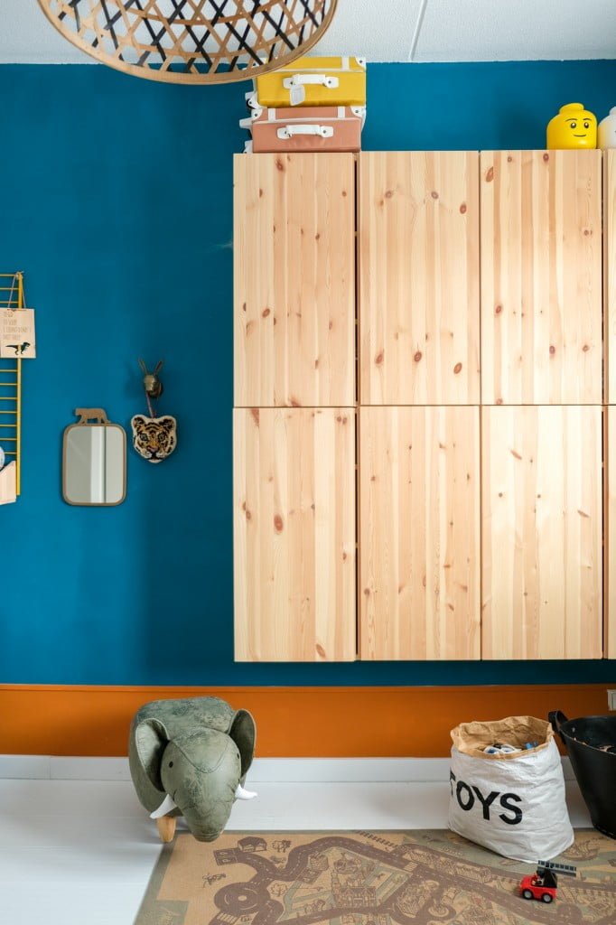 ivar kastenwand aan de muur