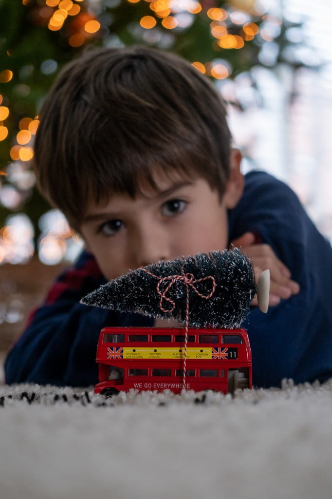 kerstboom op auto foto jongetje