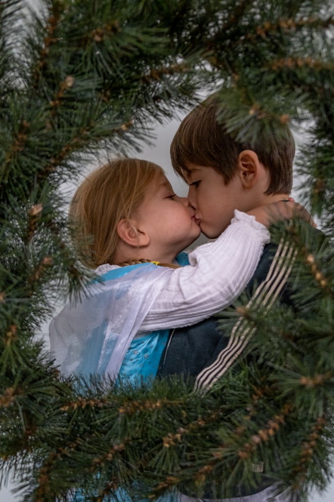 broer en zus kerstkrans foto