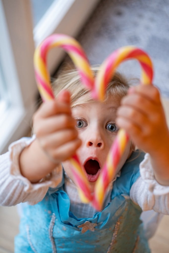 kerstfoto's met kinderen maken candy cane meisje