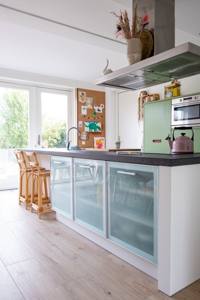 keuken met grote ramen