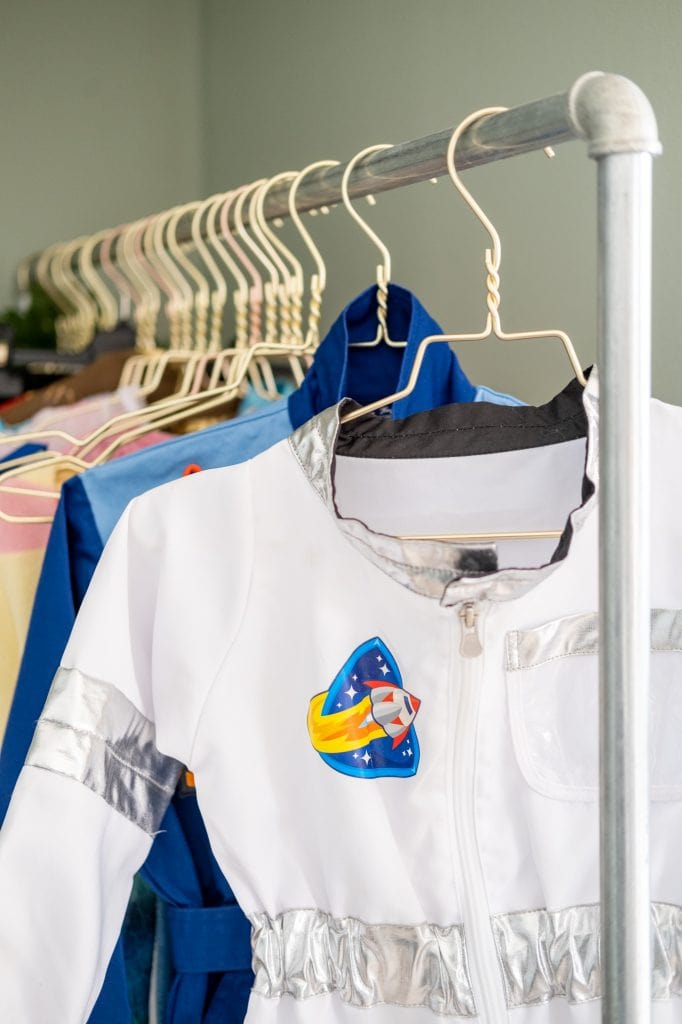 verkleedkleding kinderen kamer opruimen
