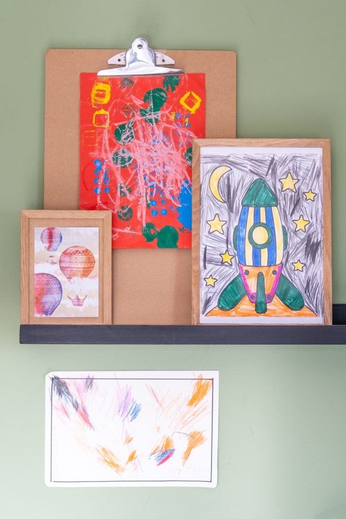 tekeningen en schoolwerkjes ophangen