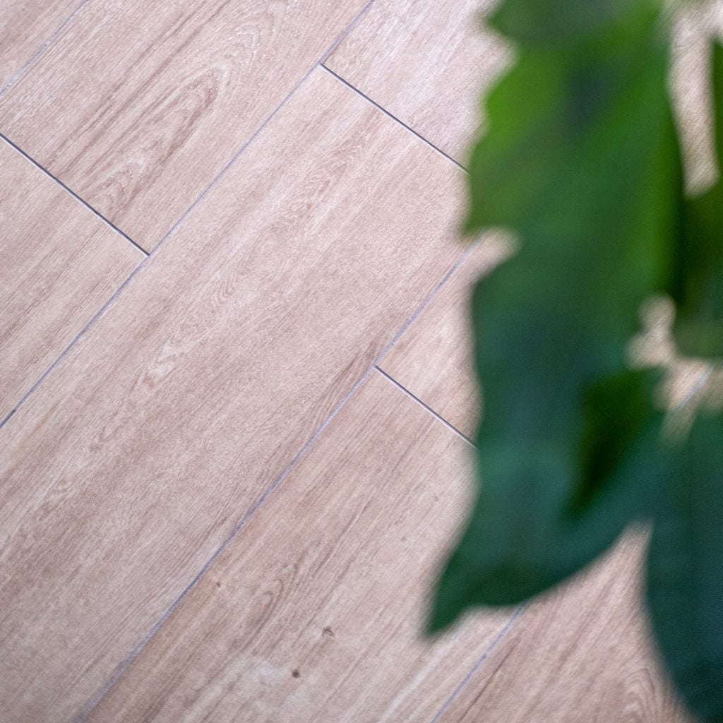 tegelvloer met houtlook kiezen