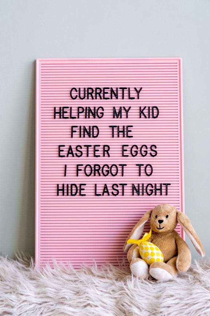 roze letterbord teksten over pasen