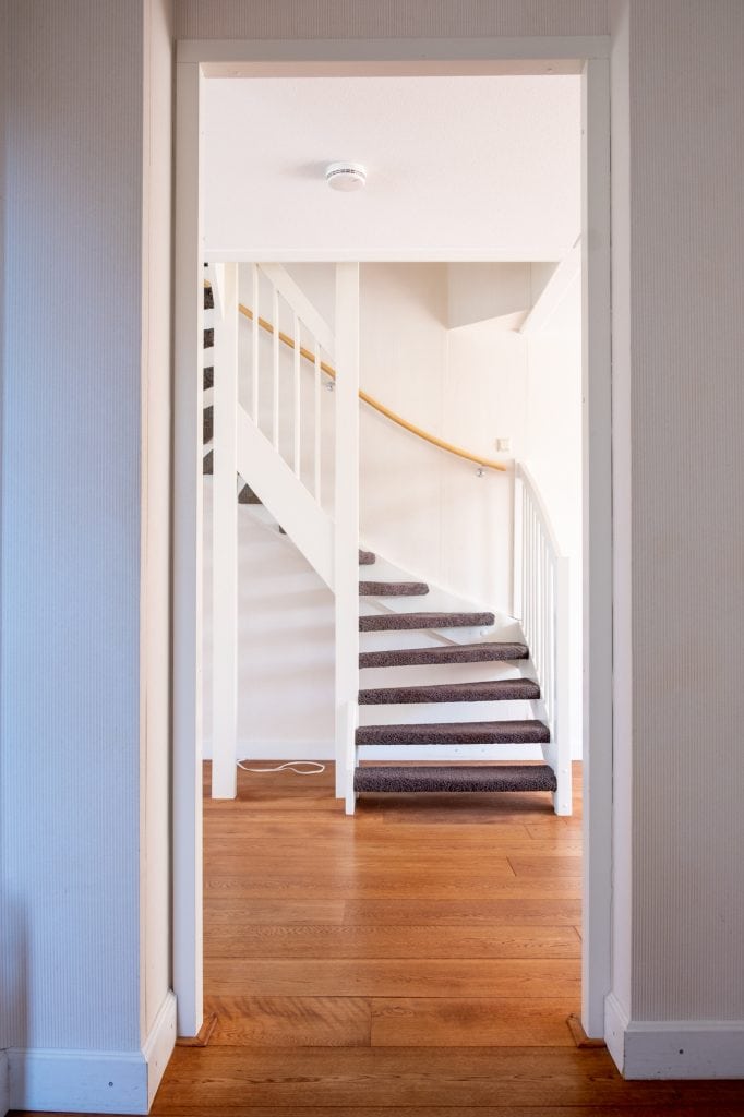 houten vloer witte trap