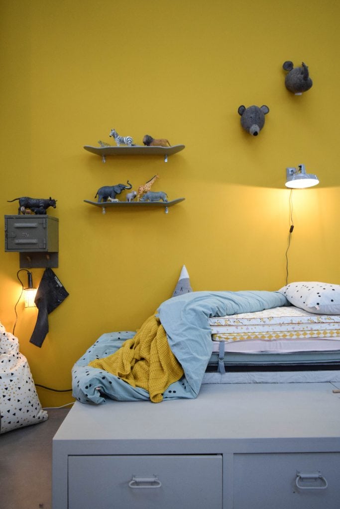 kinderkamer gele muur