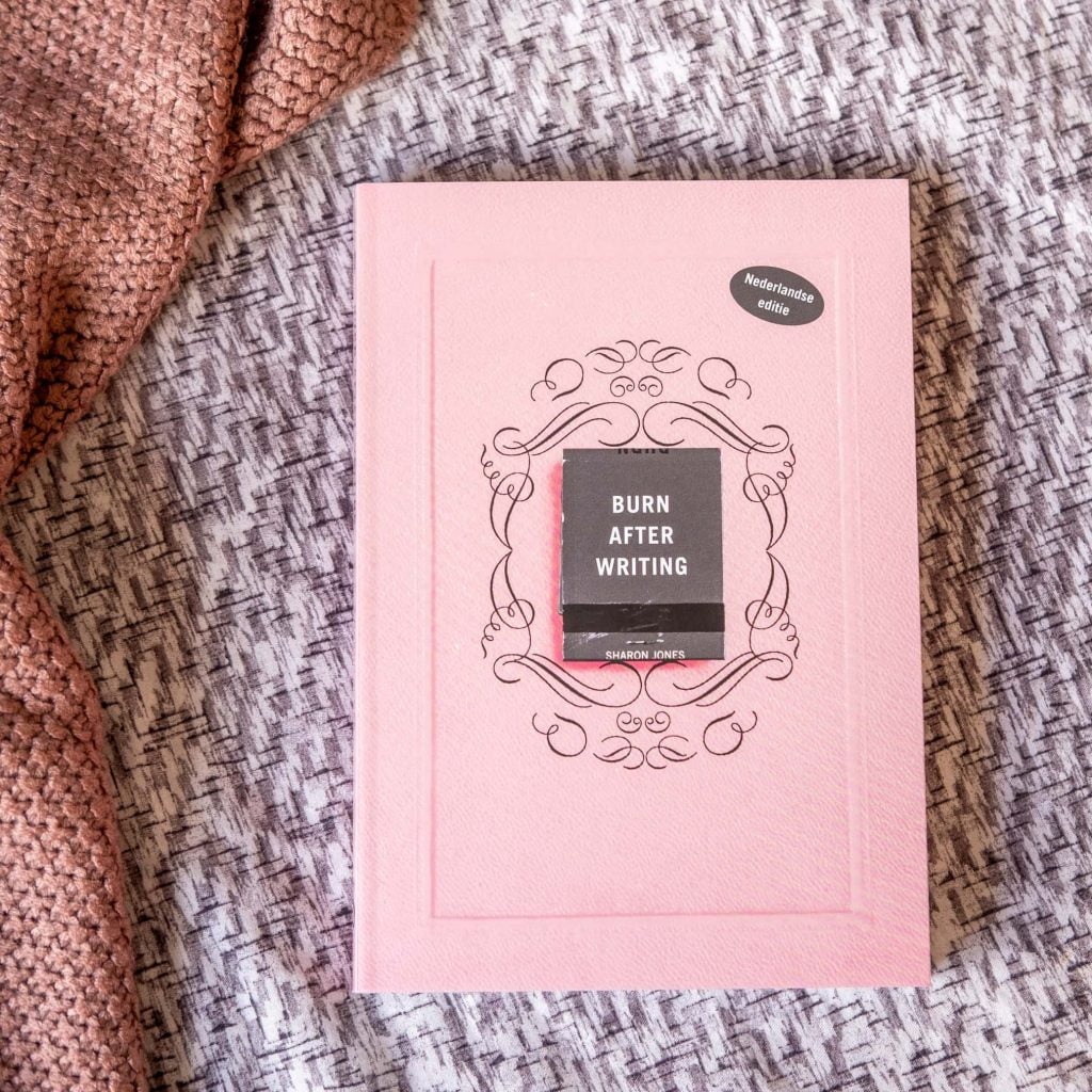 review burn after writing roze nederlandse editie