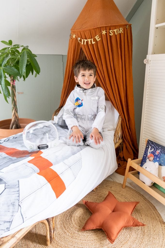 astronaut in ruimtekamer met raket dekbedovertrek