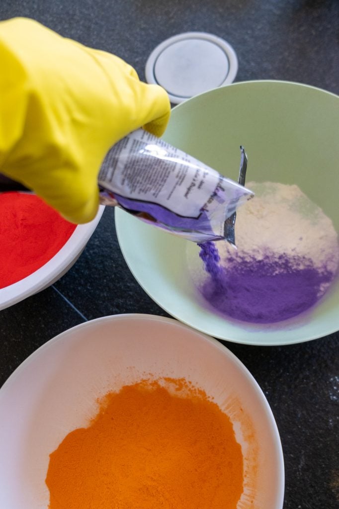 holy powder met bloem