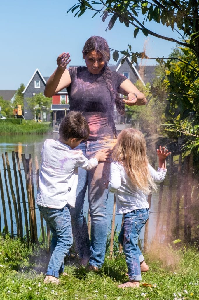 fotosessie met gekleurd poeder gooien