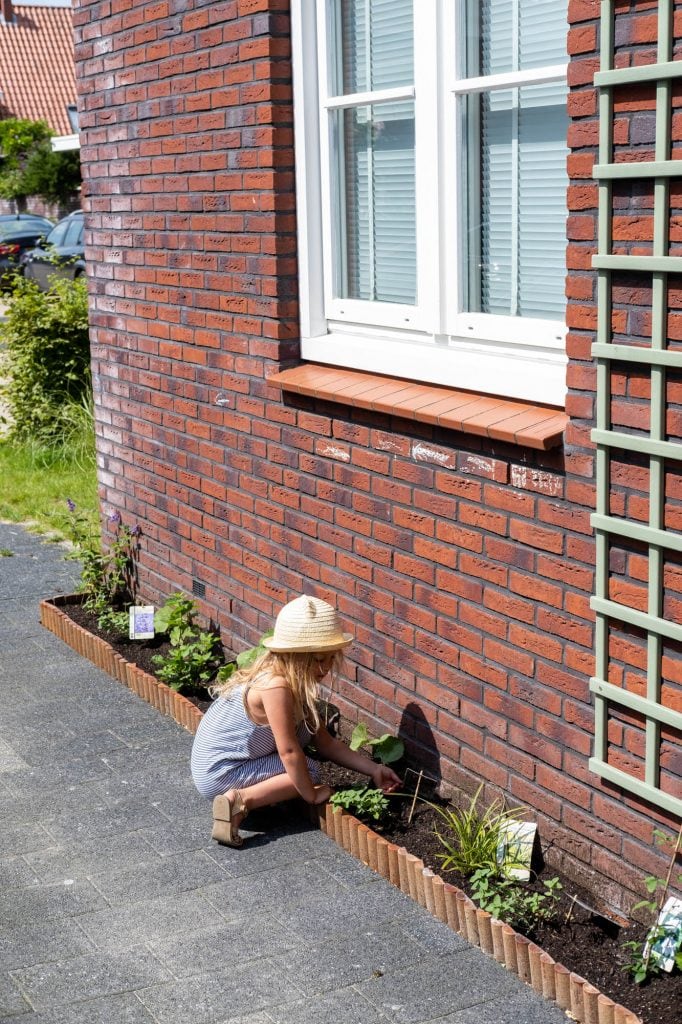stadstuin langs muur huis
