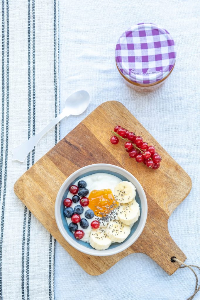 yoghurt met fruit en fruitspread