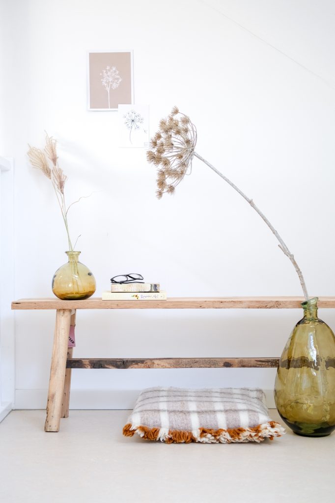 houten bankje in huis