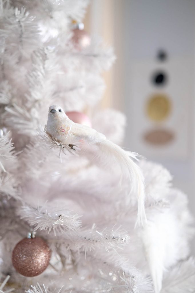 vogeltje in witte kunstboom