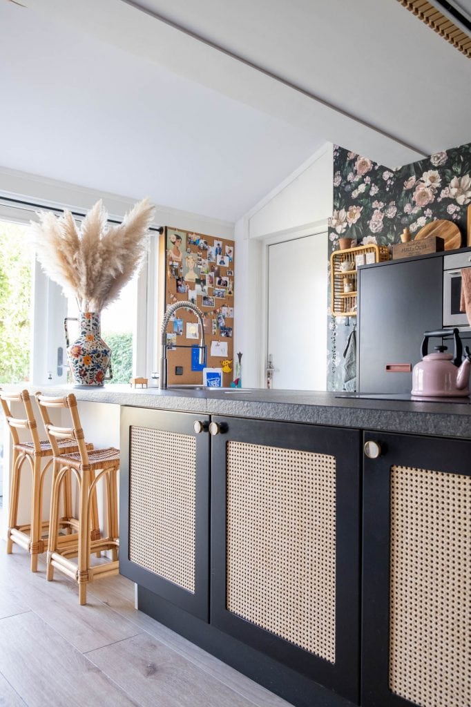 zwarte keuken met prikwand kurk