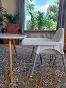 Ikea Antilop kinderstoel aan salontafel 