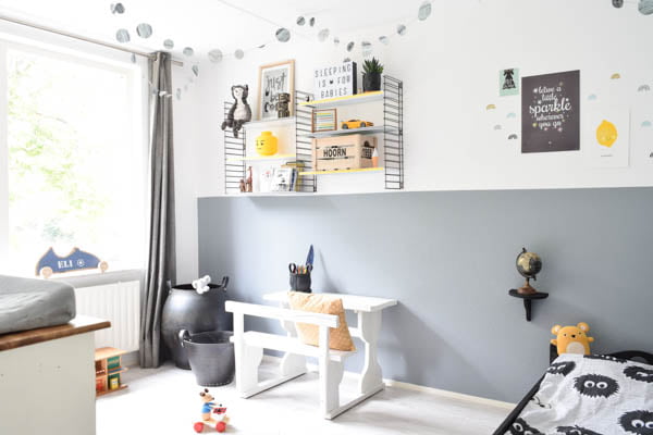 kinderkamer met lichtgrijze lambrisering