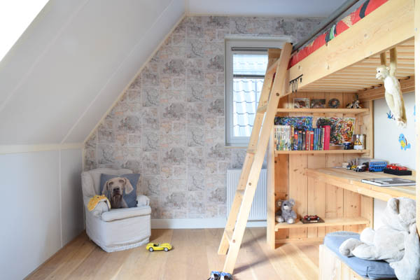 kinderkamer met hoogslaper van steigerhout