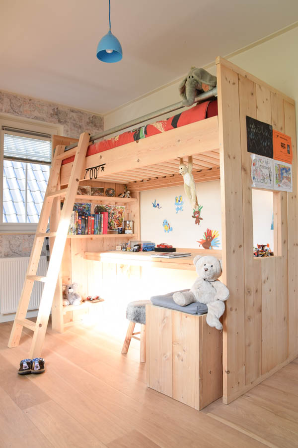 houten hoogslaper in jongenskamer