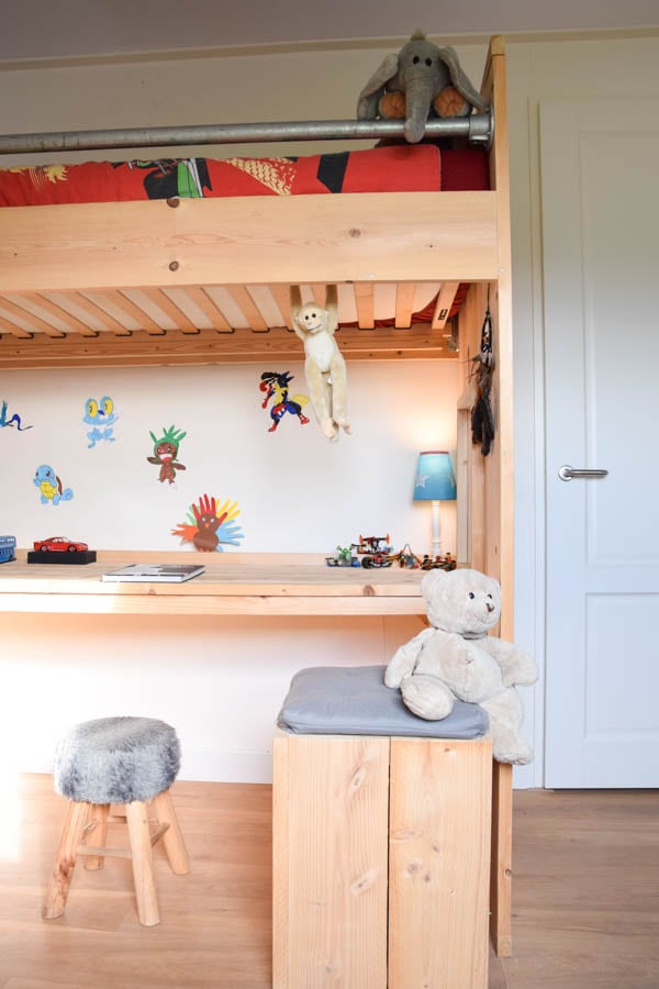 zelfgemaakt kinderbed van hout
