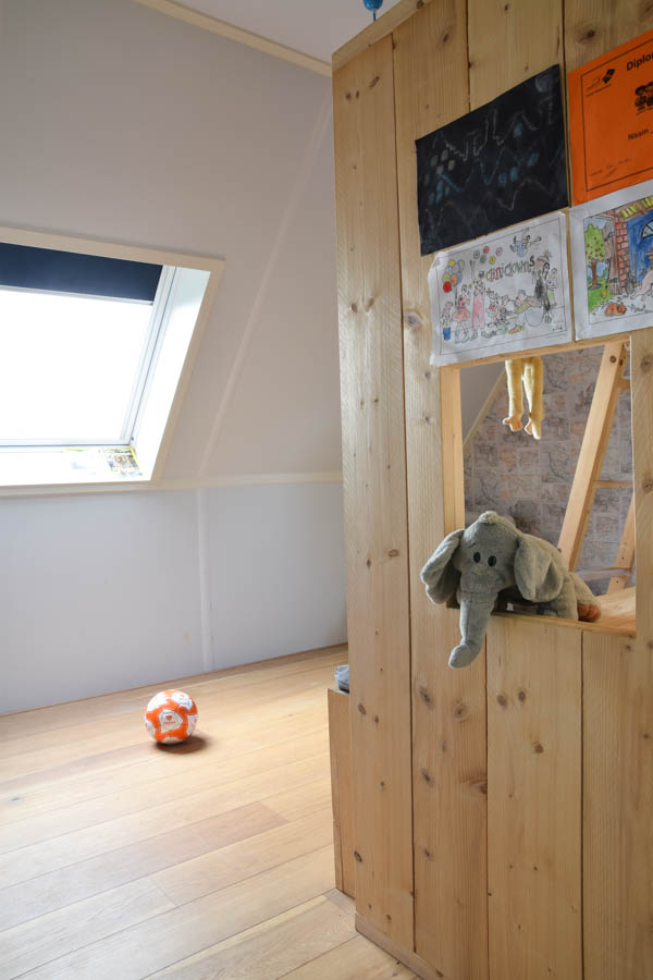 kindertekeningen ophangen in de kinderkamer