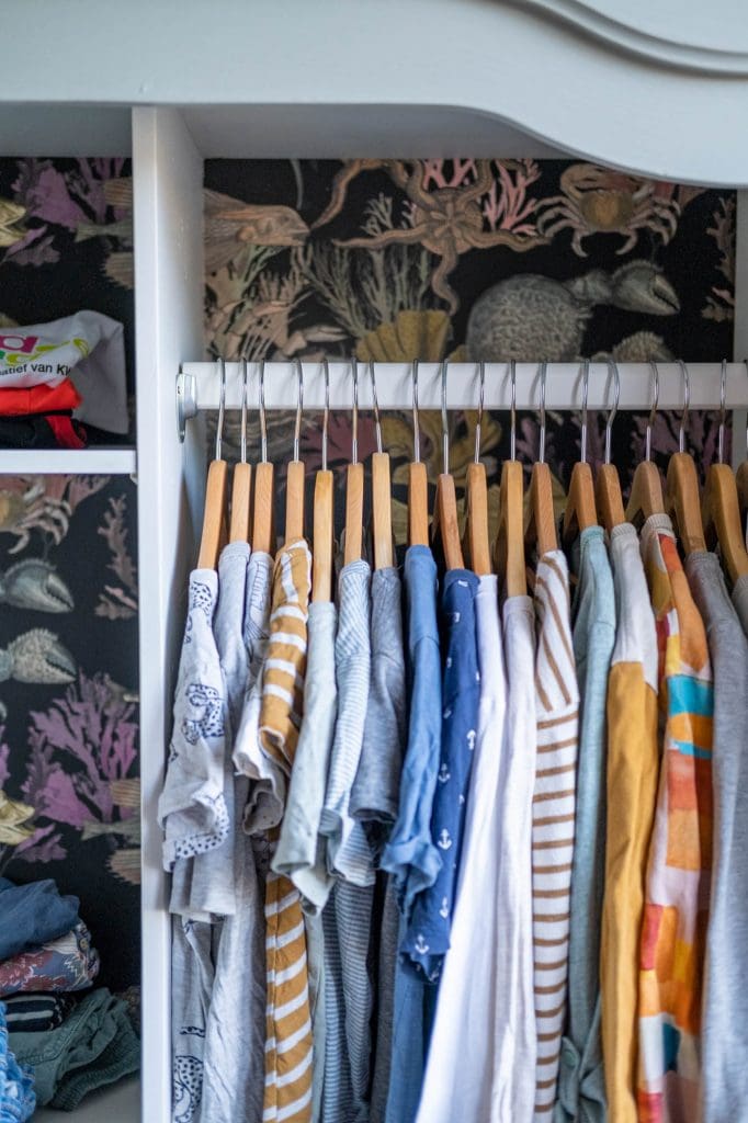 vissenbehang in kledingkast