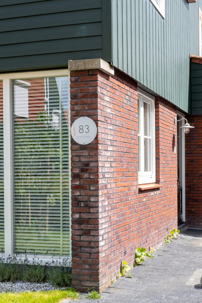 stokrozen langs oprit