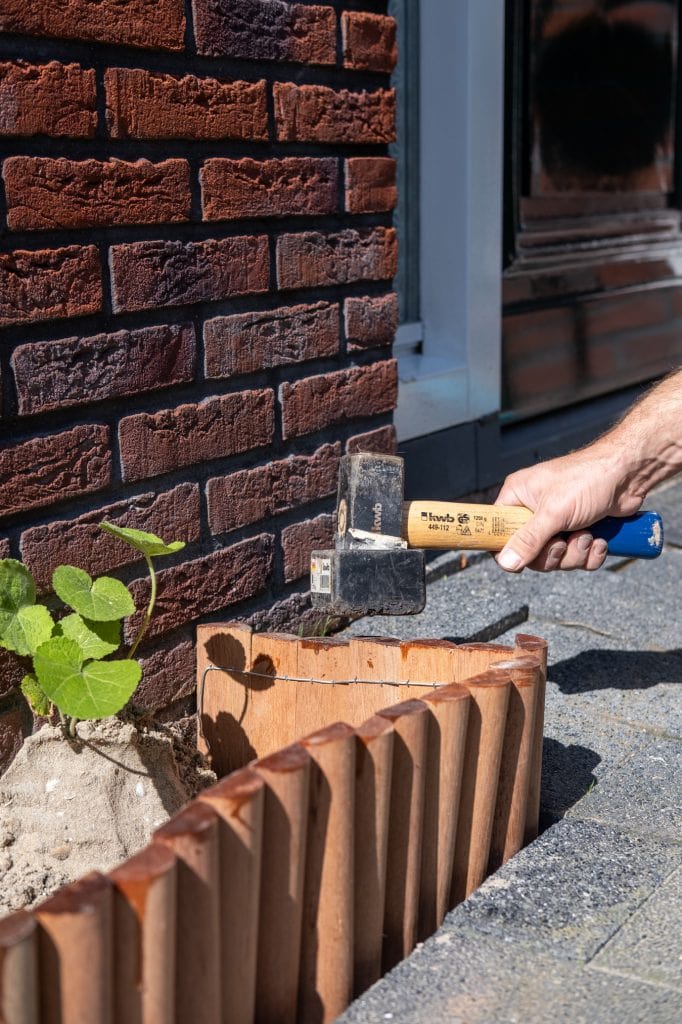 borderrol om tegeltuin