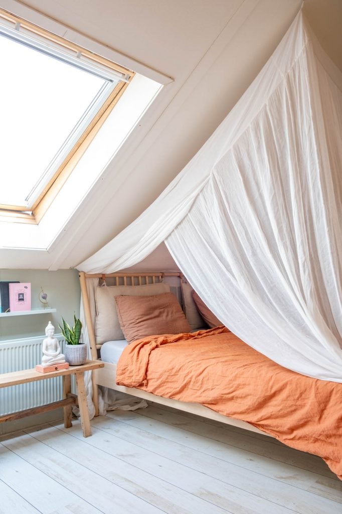 slaapkamer onder schuine wand
