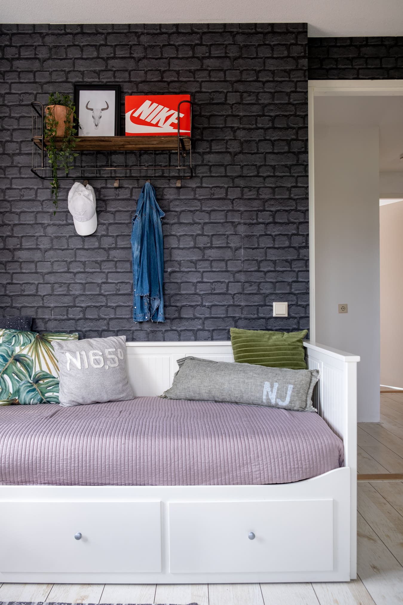 zwart baksteenbehang tienerkamer