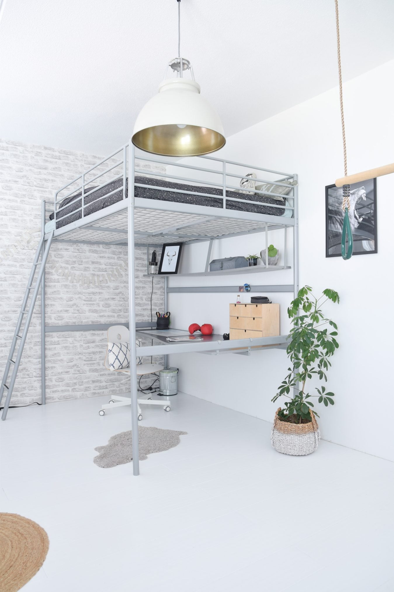 wit baksteenbehang op de tienerkamer