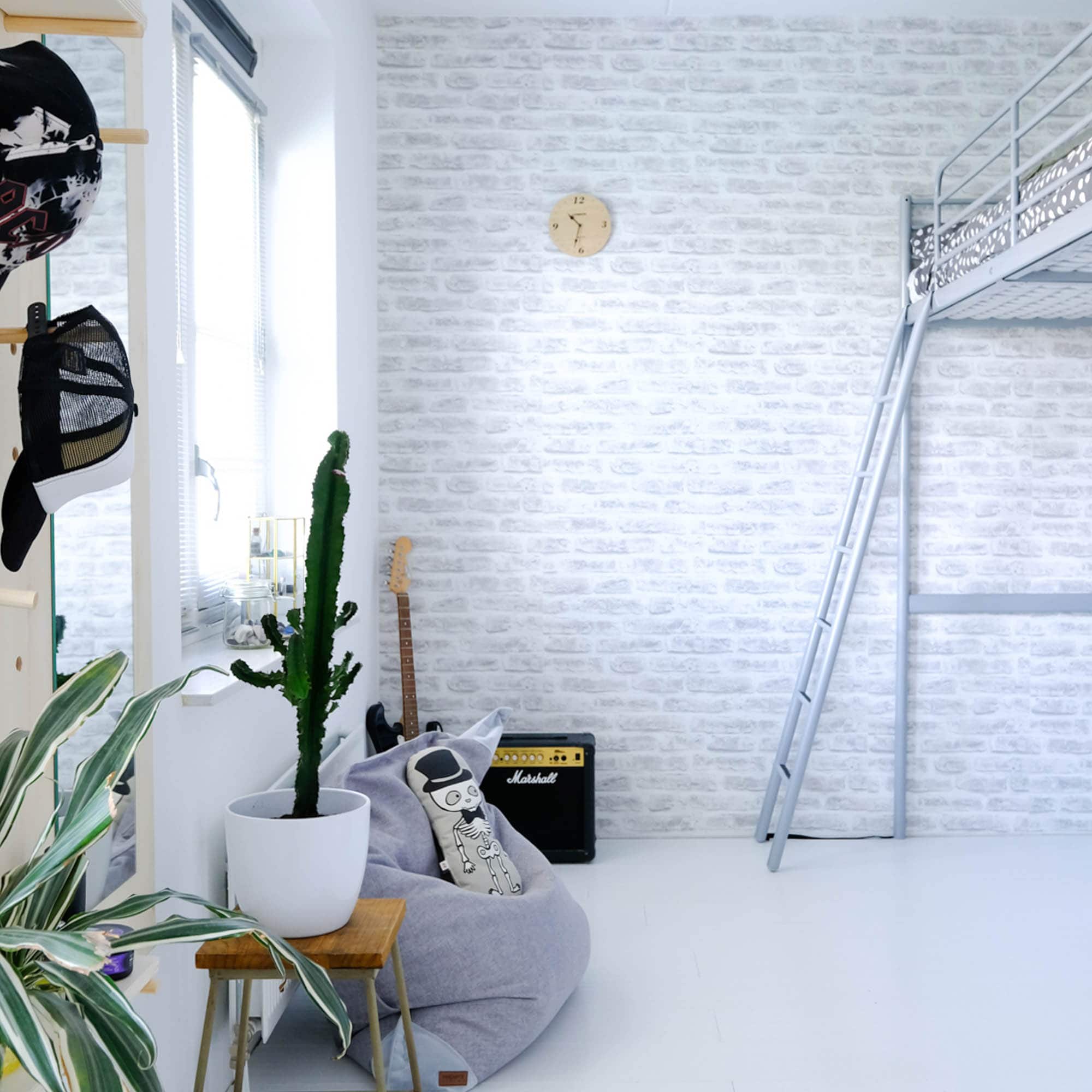 tienerkamer met baksteen behang