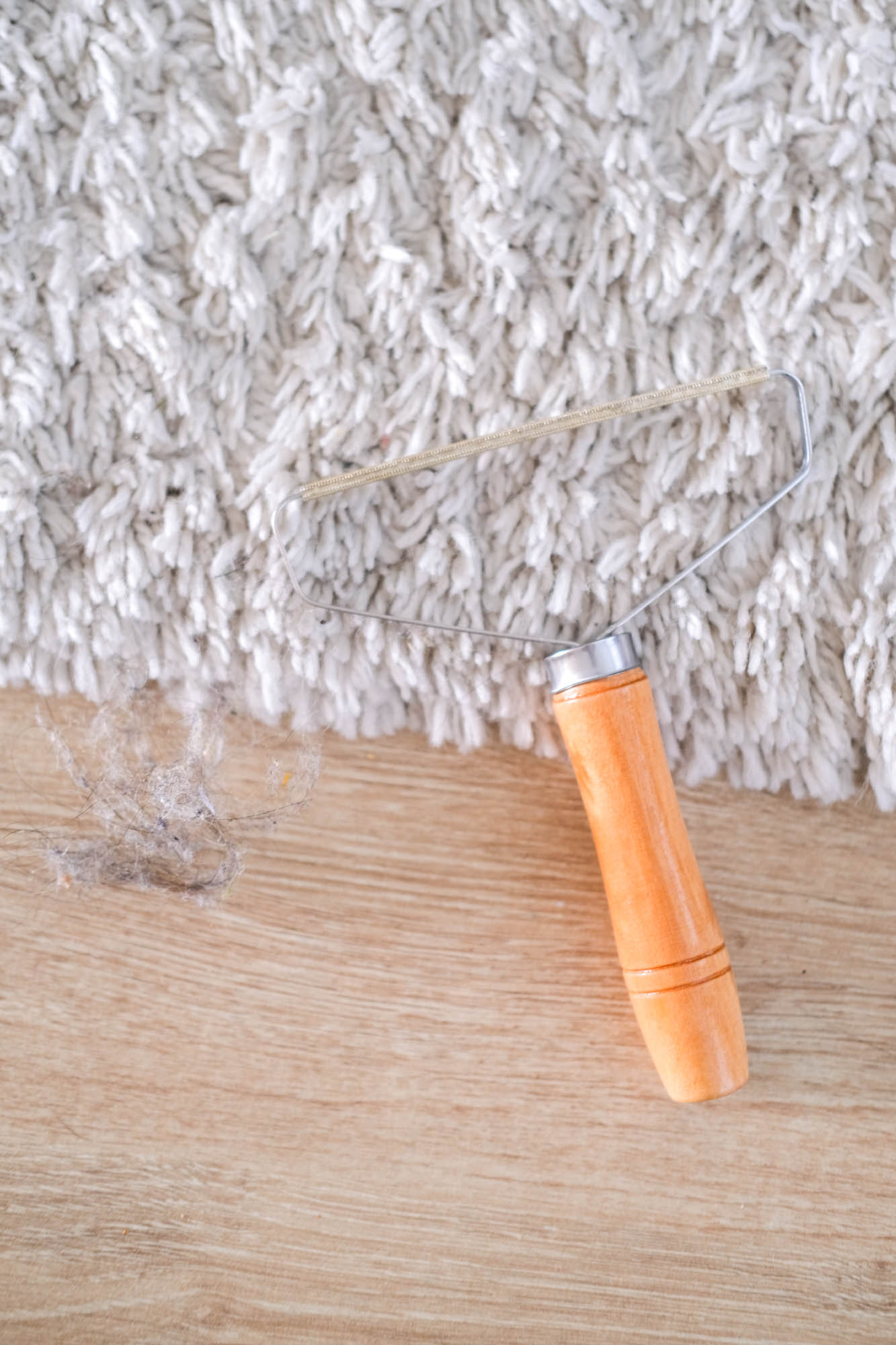 kattenharen verwijderen uit hoogpolig tapijt