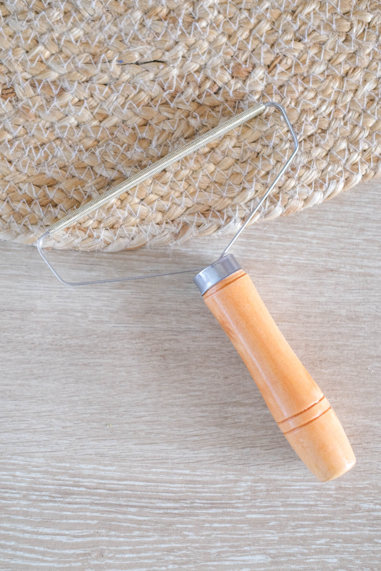 kattenborstel op jute vloerkleed