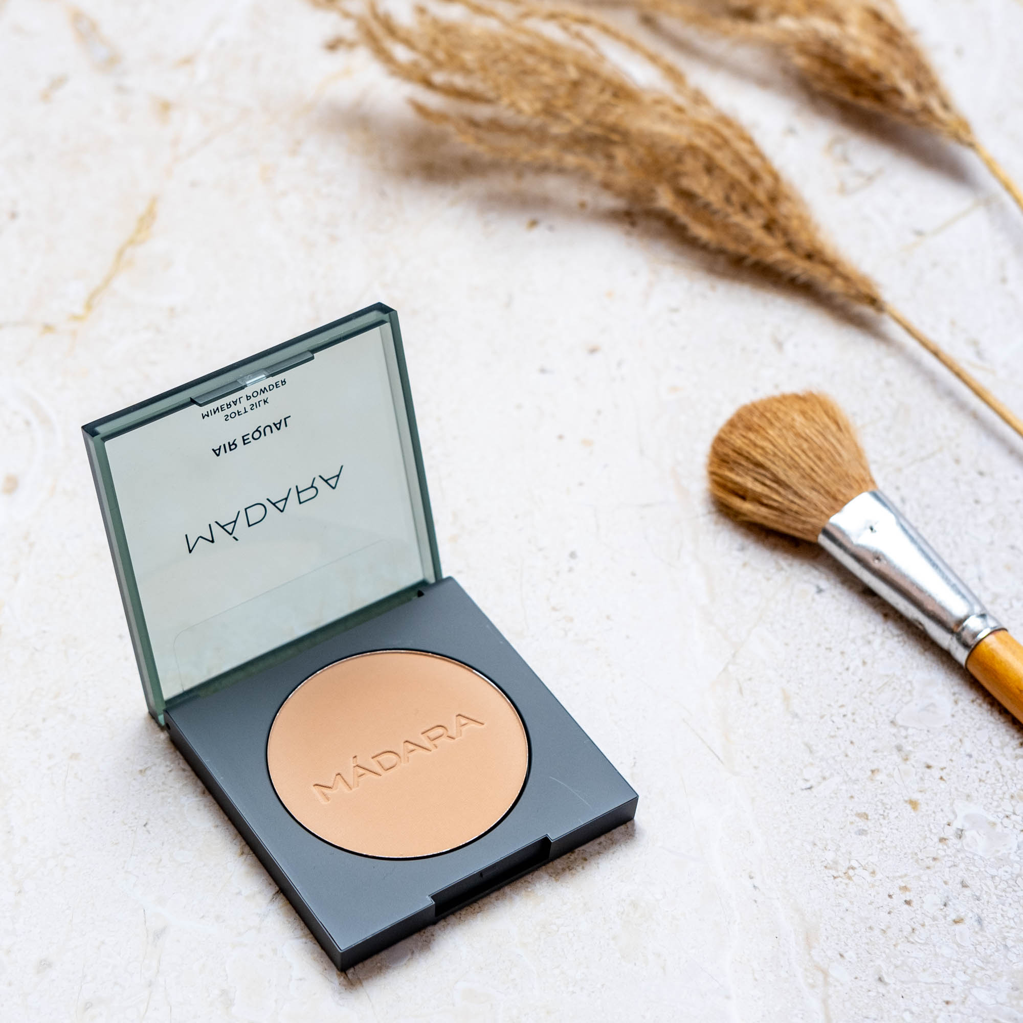 Màdara Air Equal mineral powder