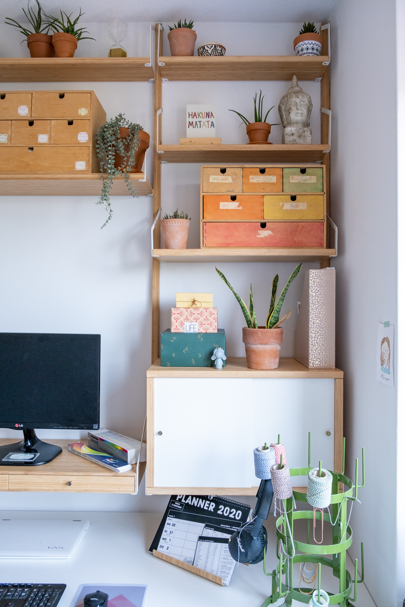 wanddecoratie boven een bureau