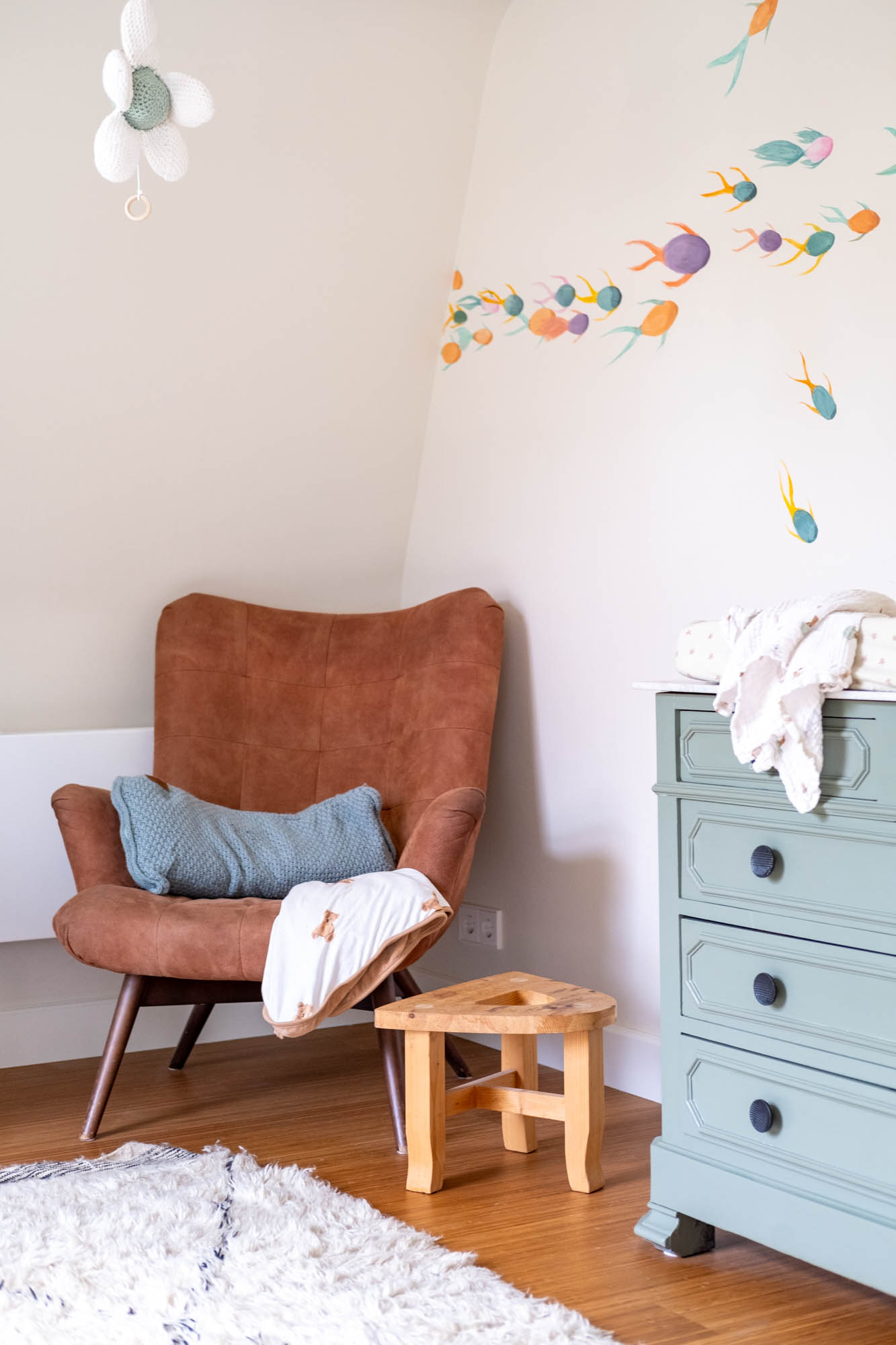 zithoekje babykamer vissen muurschildering