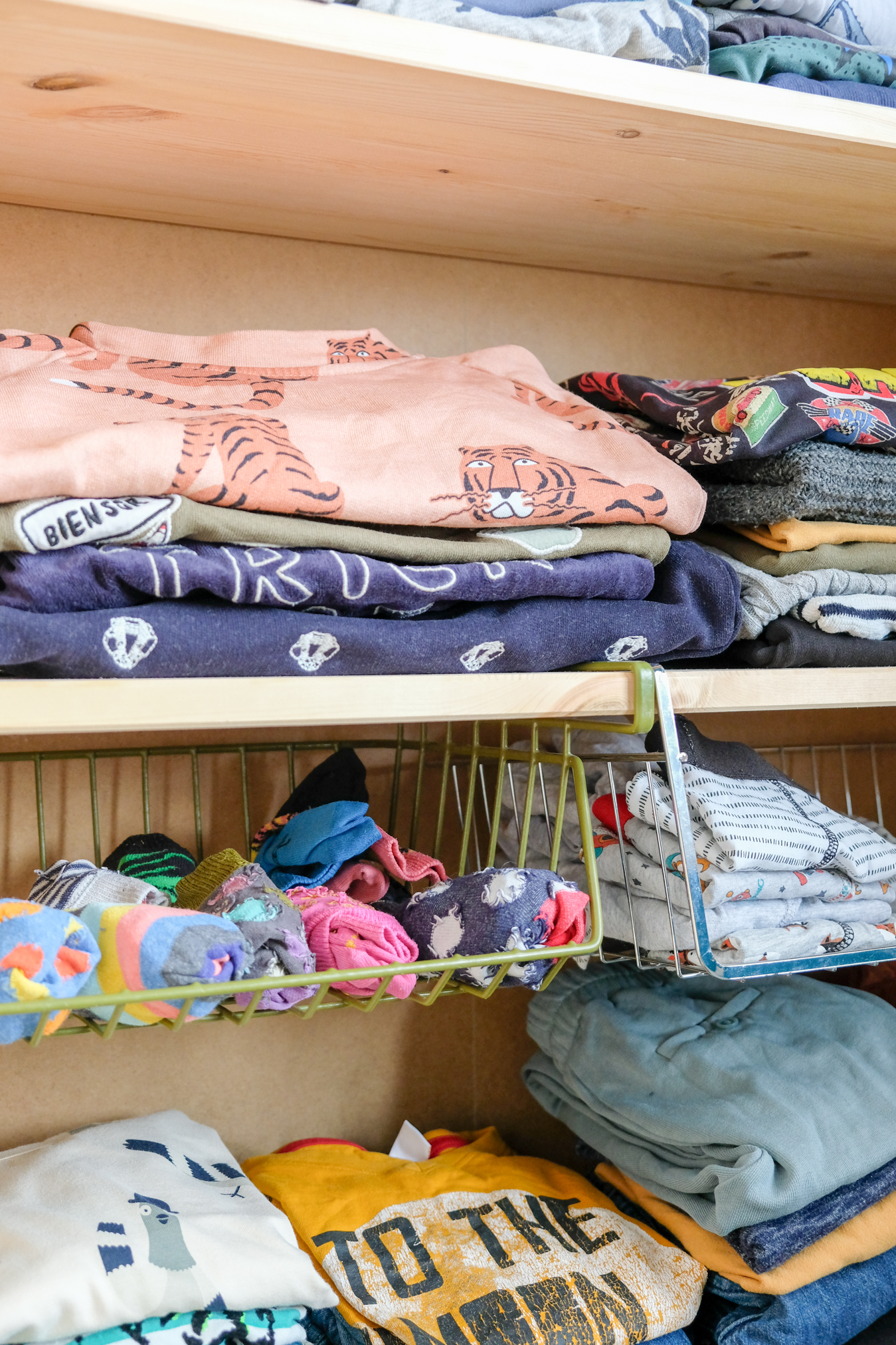 plankmandje in kledingkast