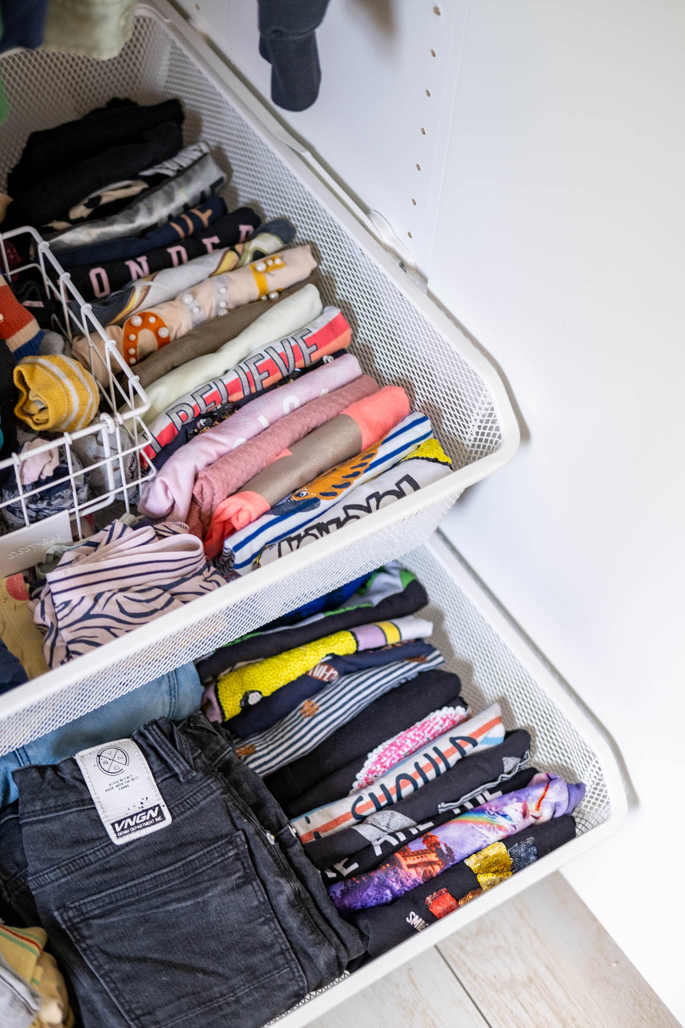 opruimen in kleine kinderkamer