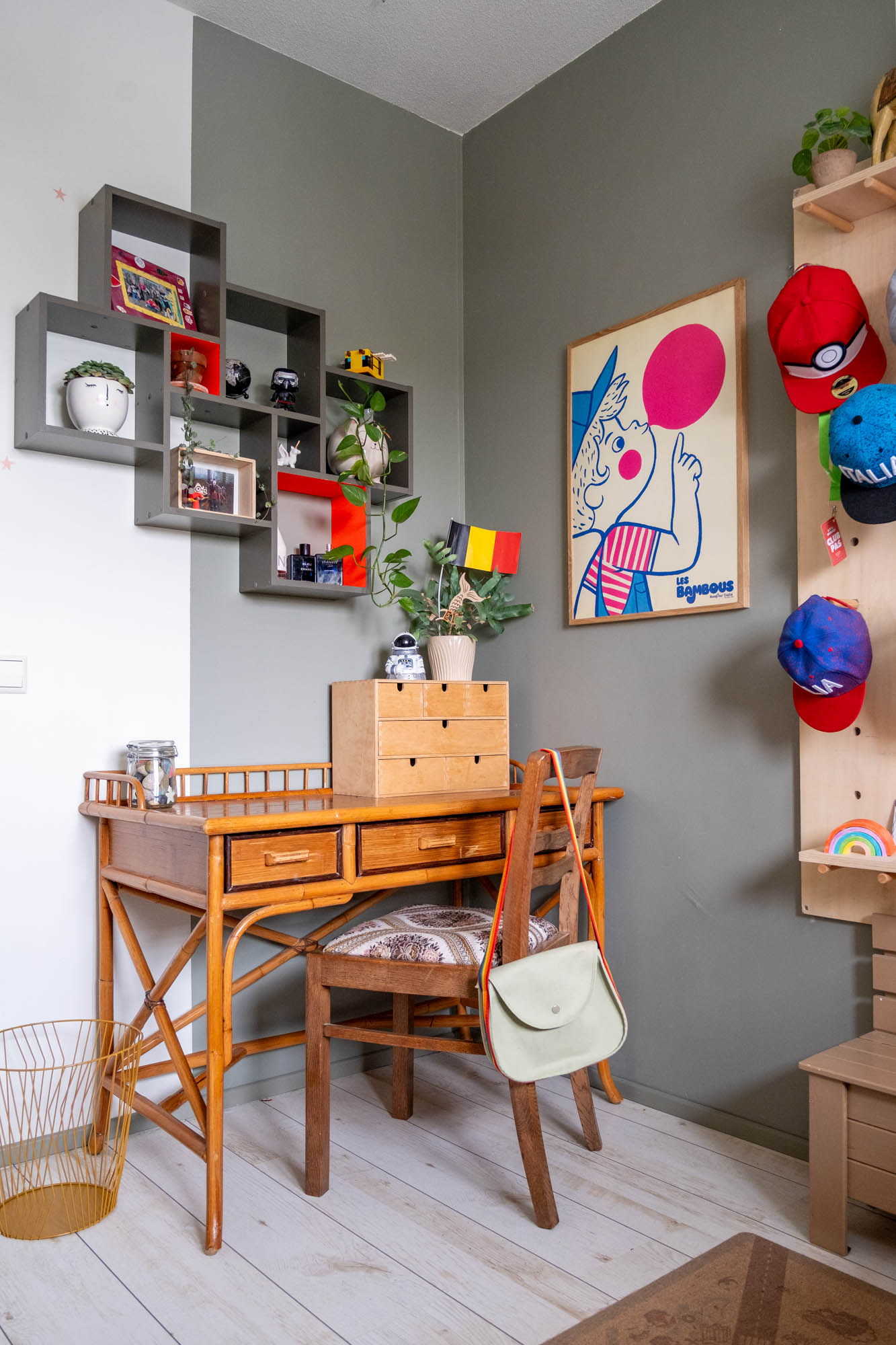 wandkast met neon accenten
